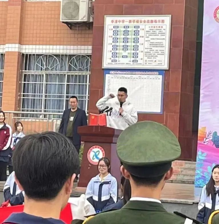 李中学子多矫健运动场上展英姿—李渡中学第四十届田径运动会纪实