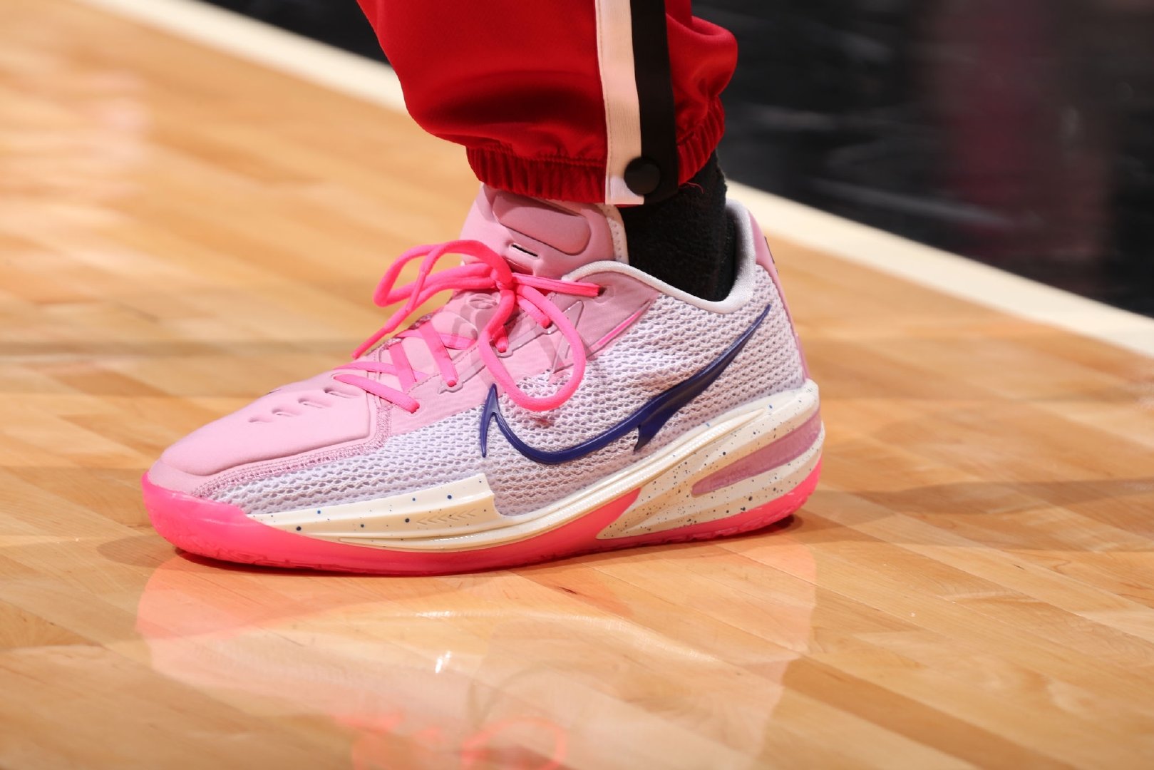 安踏最新签名球鞋,安踏轻狂男篮球鞋