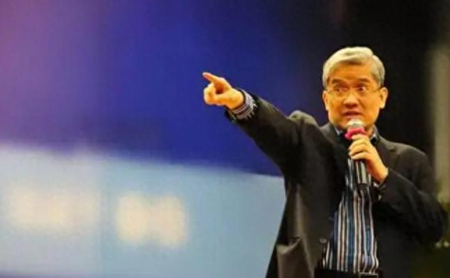 “白嫖”空姐三年，让其背负900万债务，*咸平郎**坠落之路是怎样的