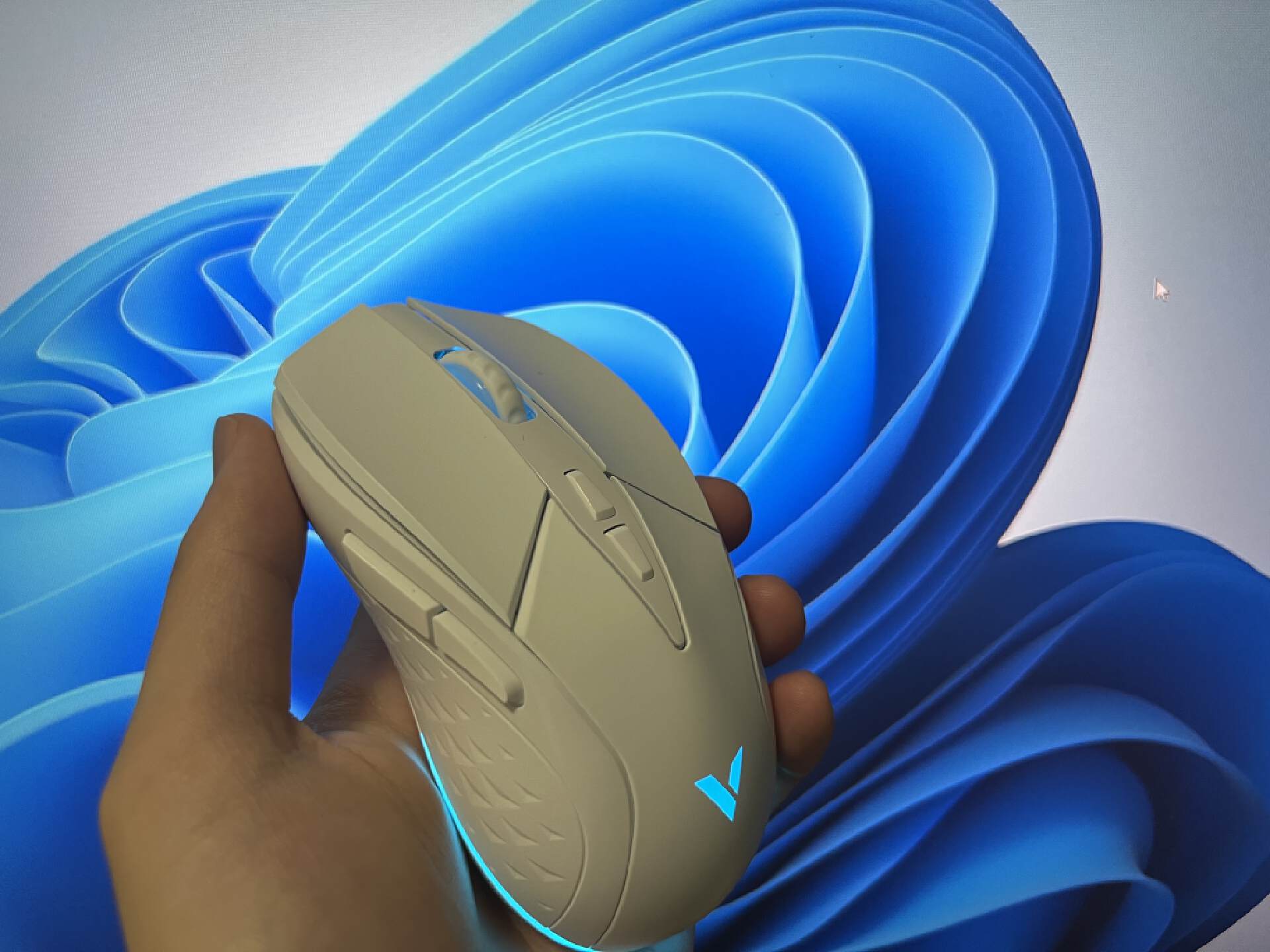 雷柏鼠标v300,初秋雷柏v330游戏鼠标值得入手吗