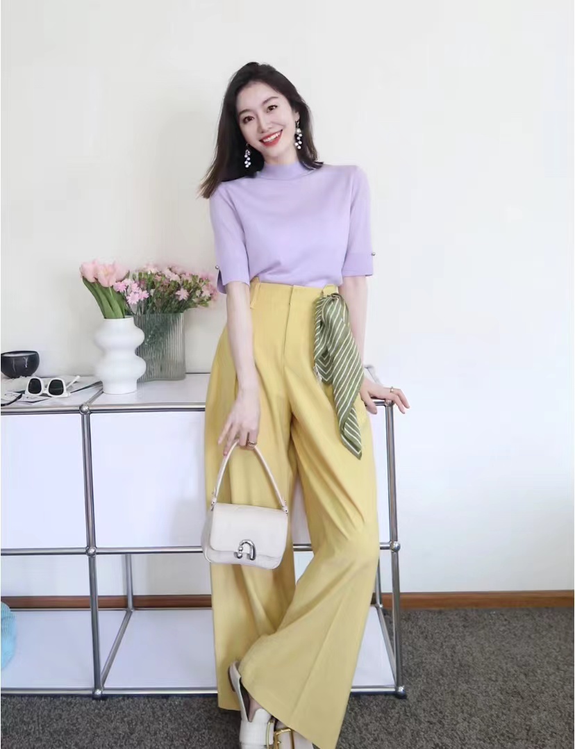浅黄色裤子搭配什么色上衣好看,黄色裤子搭配什么颜色上衣高级感