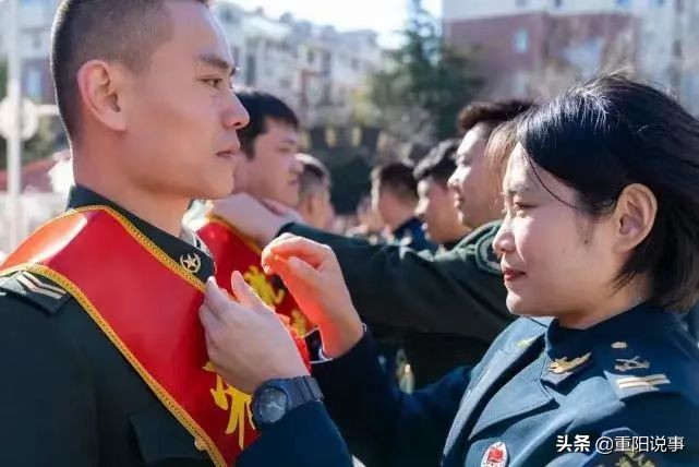 军嫂亲手为丈夫戴上新军衔,军嫂亲自为丈夫卸衔