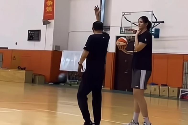 中国女篮巨无霸,中国女篮16岁天才又统治比赛