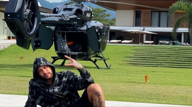 梅西获得金球奖c罗握手梅西,梅西工资卡给老婆