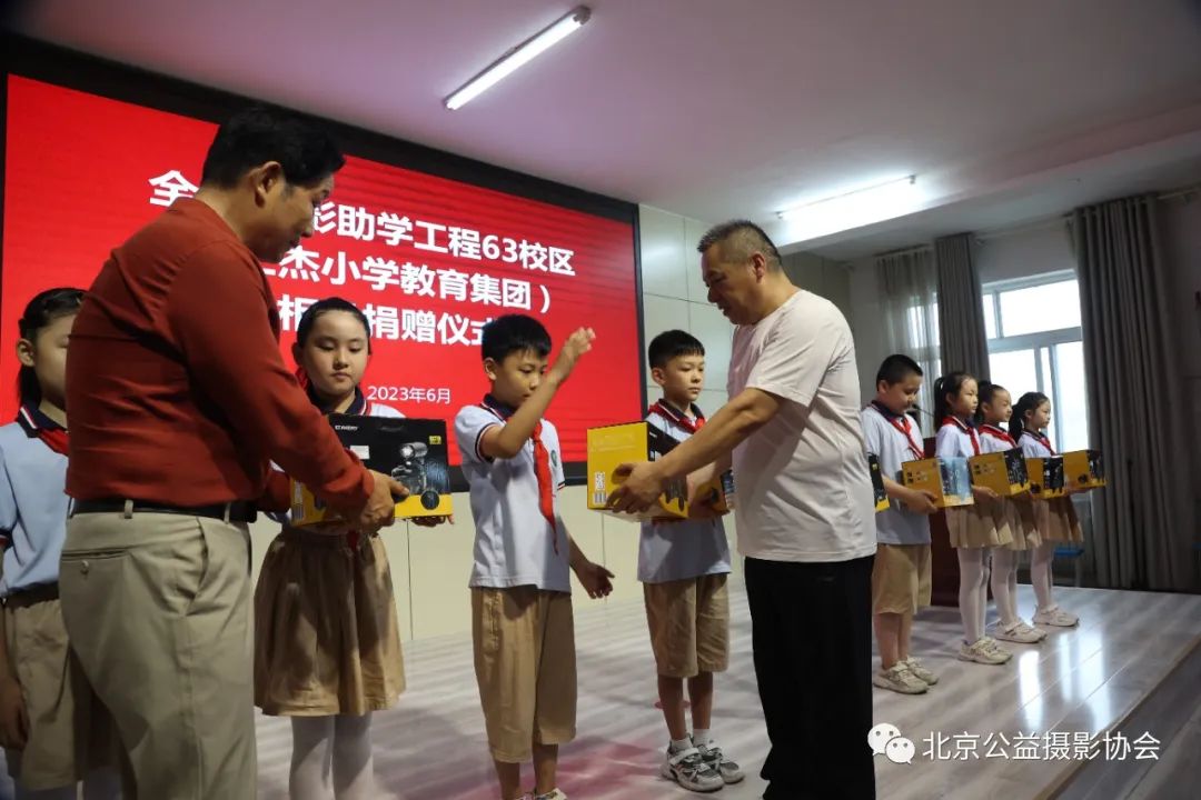 回馈母校爱心捐赠活动,献爱心助学捐赠仪式