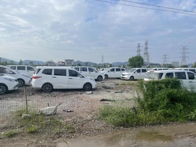 出道即报废，城市边缘堆满了新能源车“坟墓”，背后有什么危机？