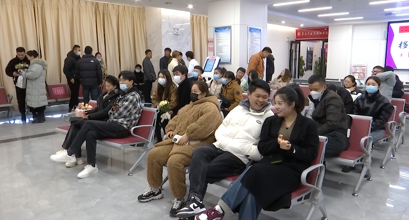 宾阳520婚姻登记处排长龙领证,百色婚姻登记处迎来领证小高峰