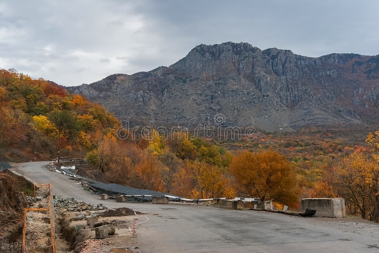 乡村下二十八章受损不均占地户要求补偿，道路建成众组民笑泯恩仇