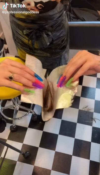 美国女子网售重口垃圾：灰尘脏水，指甲舌苔，真有人高价买？