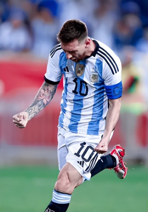 球迷冲进球场拥抱梅西被抬着离开,球迷冲进球场拥抱梅西最新消息