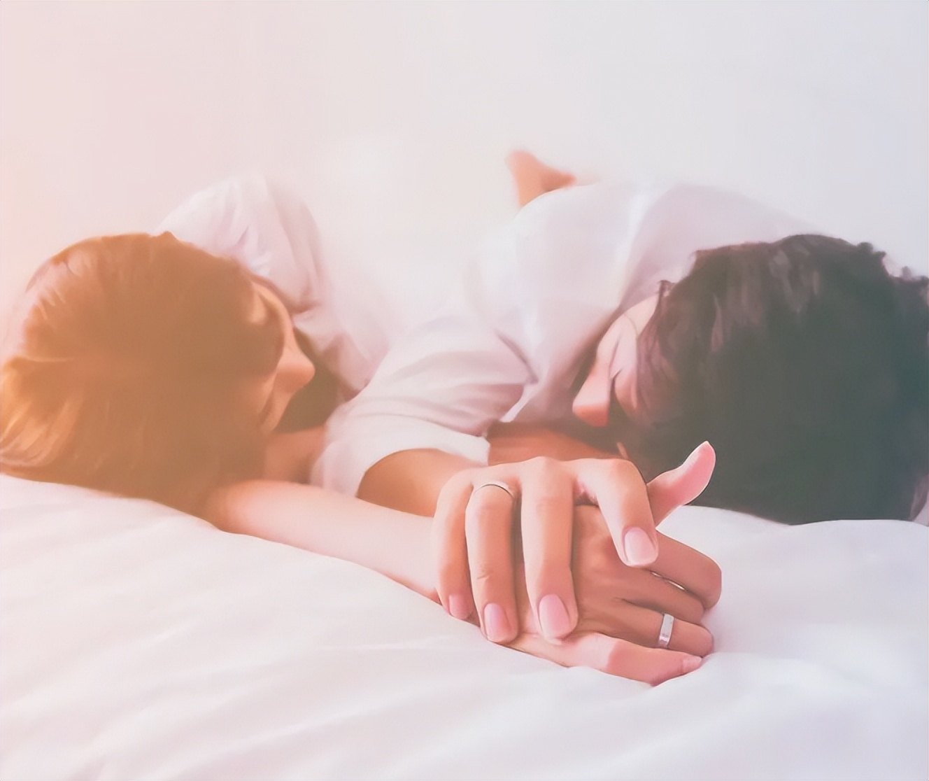 女性心窝口偏右烧灼感痛怎么回事,女性尿道口有烧灼感怎么回事