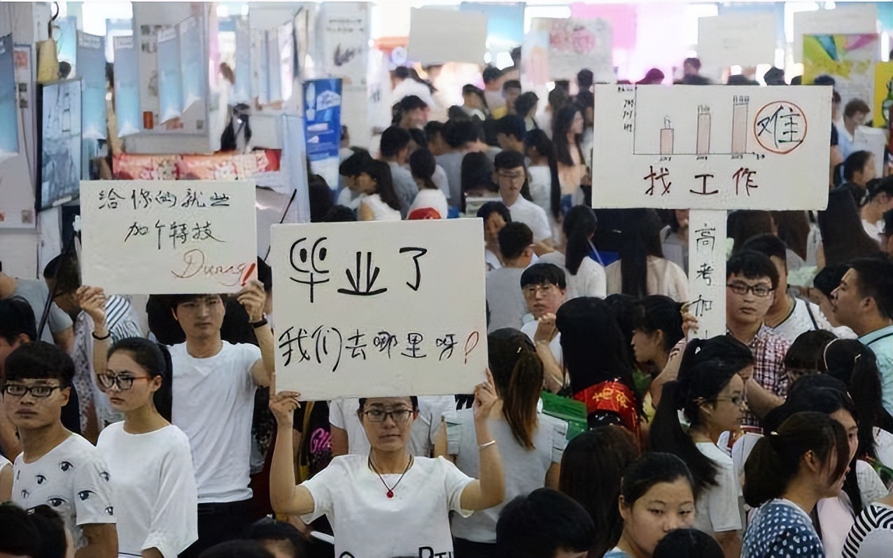 央行统计居民存款突破130万亿元,2022年7月全国居民存款数据