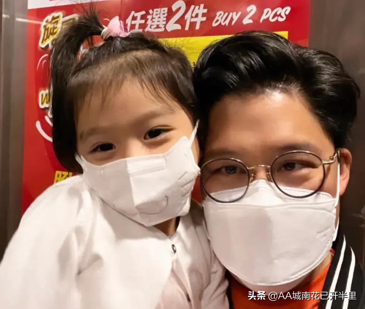 霍启刚晒仨娃吃饭照片非常接地气,霍启刚晒儿子