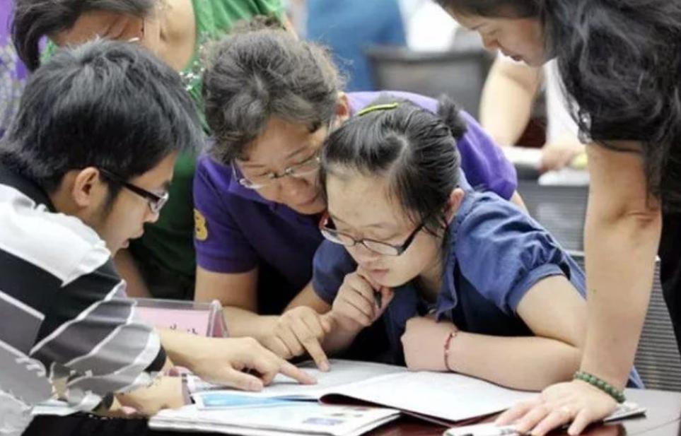 给志愿填报专家交八千多咨询费，就能选到好学校好专业？