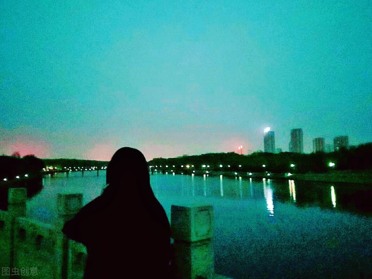 潮水声音还在轰鸣看着她远去的背影我想挽住她的胳臂说出心底爱恋