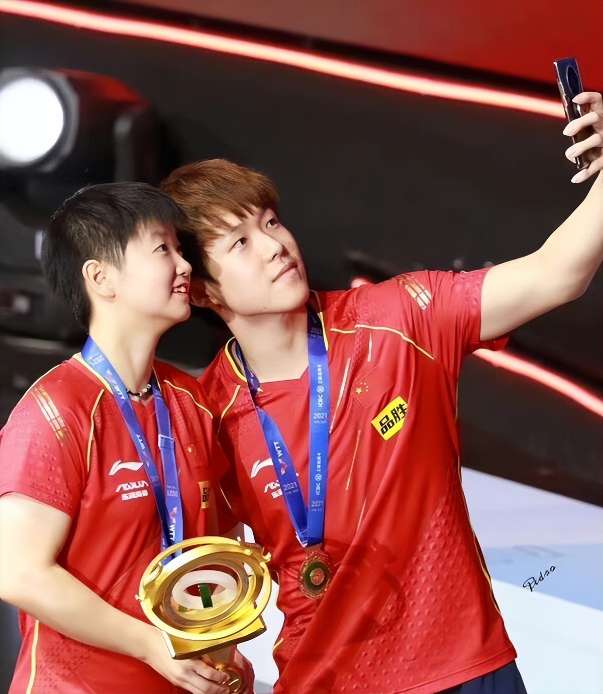 孙颖莎王楚钦新乡夺冠时刻,新乡世界杯决赛王楚钦孙颖莎领奖