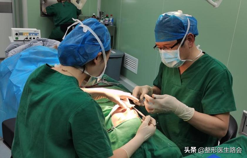 隆鼻失败鼻头有个坑的原因,隆鼻失败导致的鼻头凹陷怎么修复