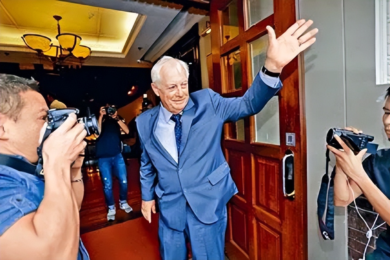 1997年香港回归场景：彭定康仰天含泪，“港督”女儿哭得难以自拔