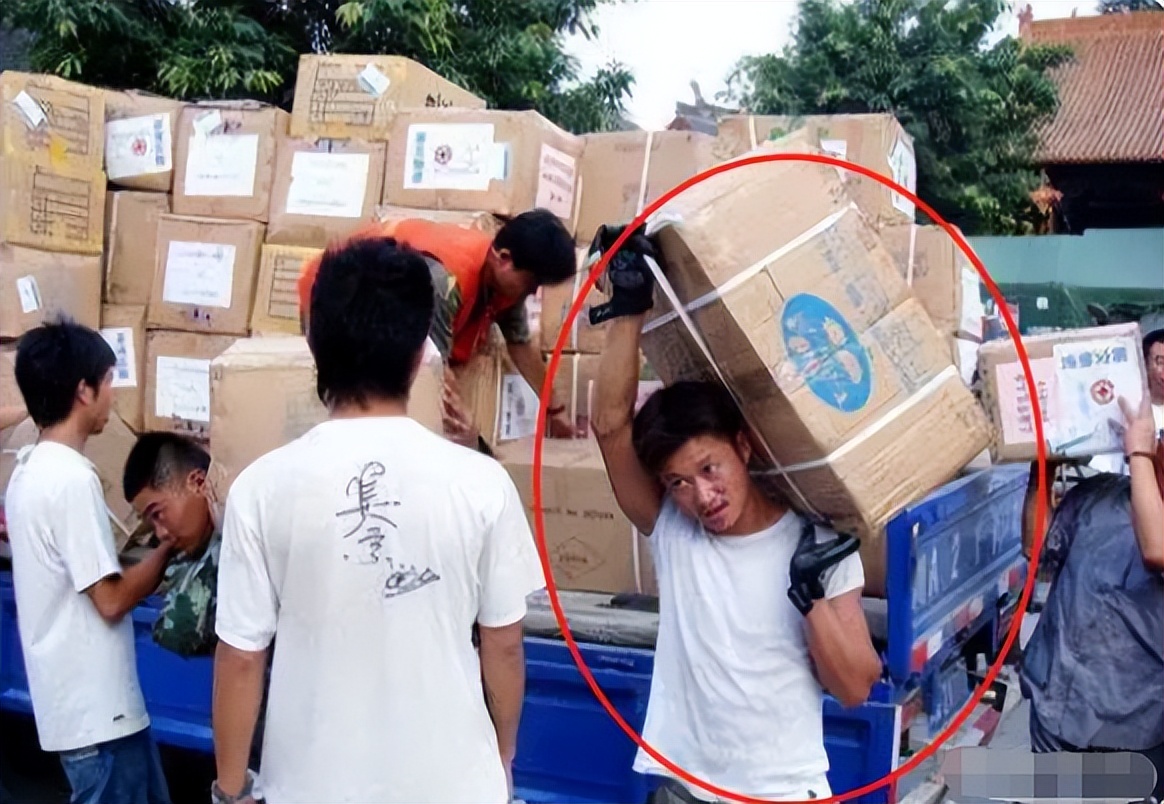 汶川地震哭泣的女主持人,汶川地震哭着播报主持人现状