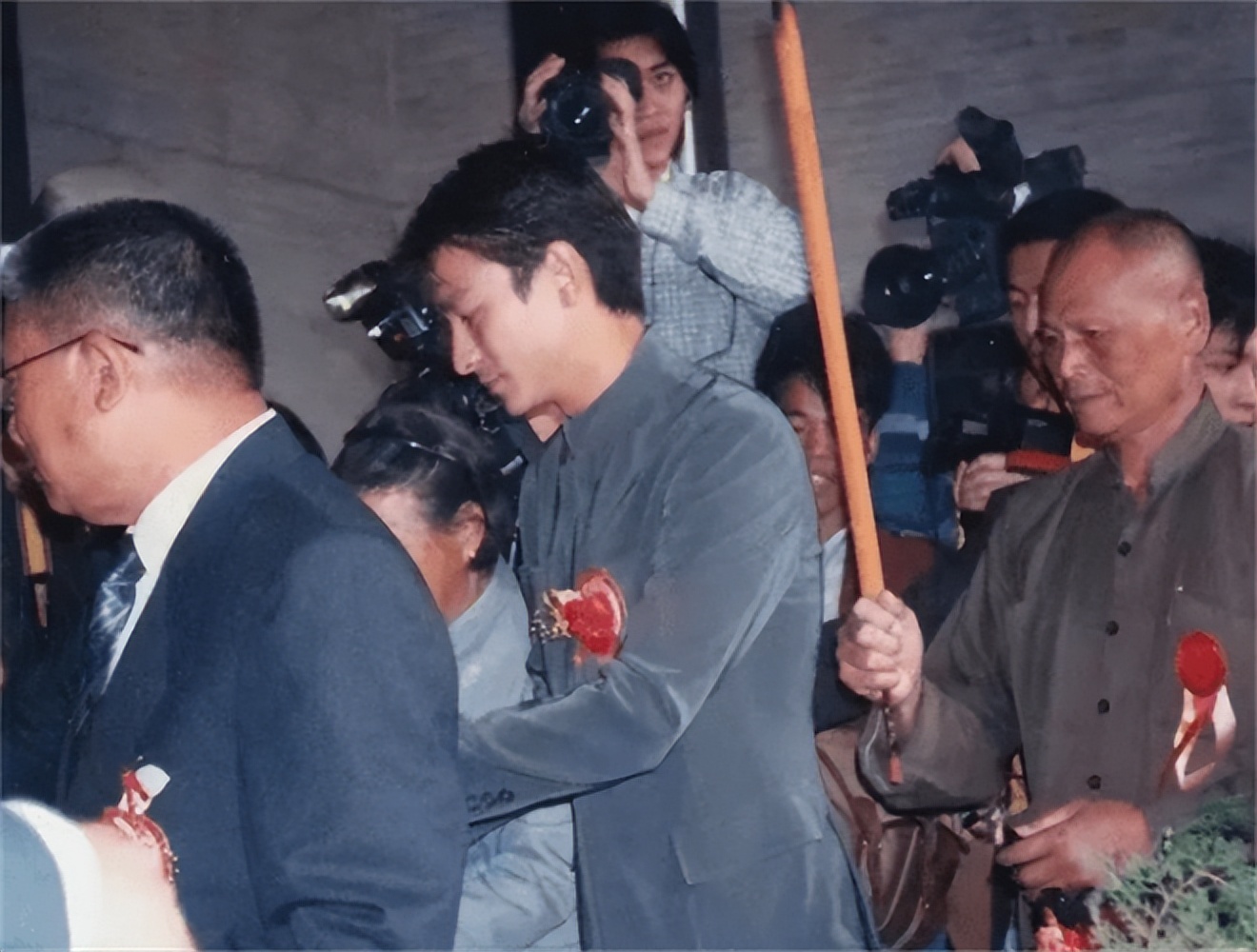 天王刘德华的传奇历程,刘德华巨星风采