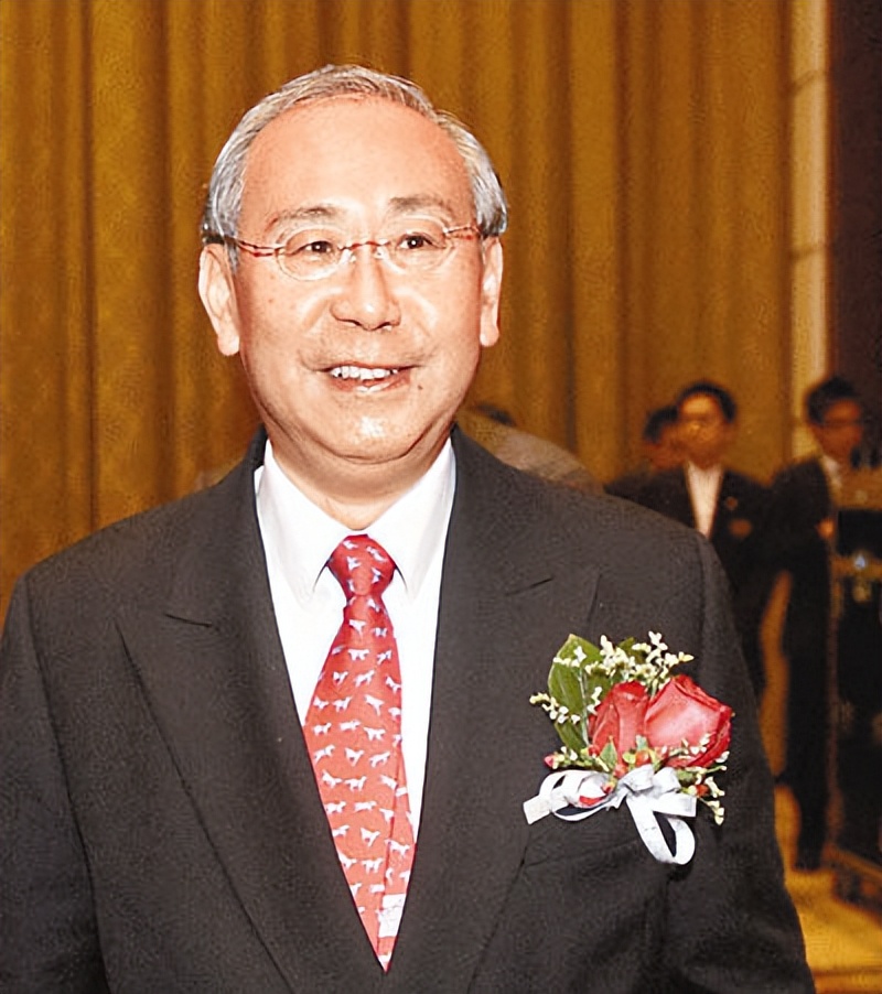 香港巨贪许仕仁：受贿4000万，花1118万泡空姐，却没占到太多便宜