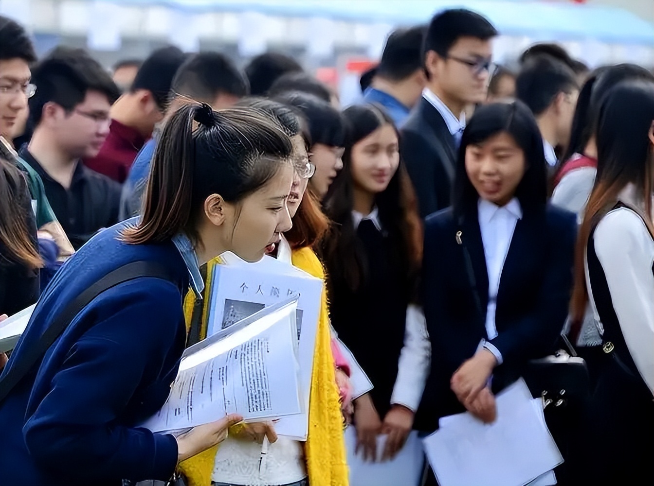 公务员凭啥是“铁饭碗”？看了正科级待遇后才懂，难怪越老越吃香