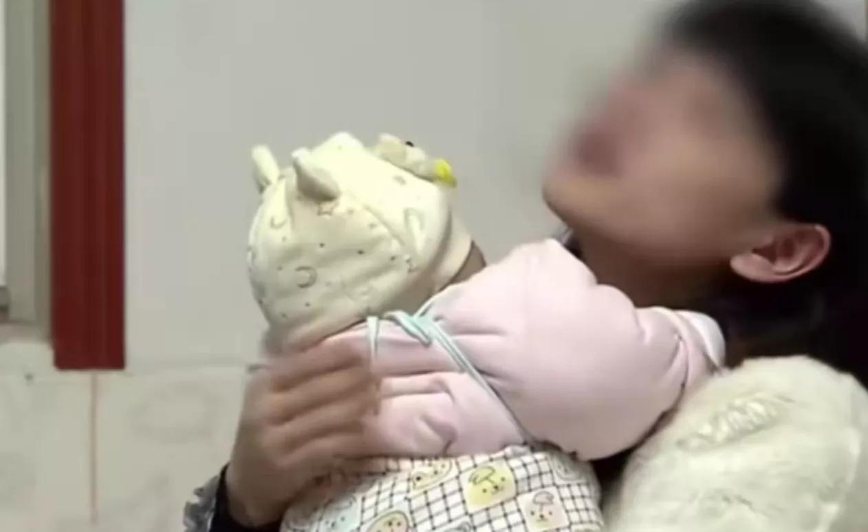 女孩六年前偷偷生下富二代孩子,年轻女孩为富二代男友生下儿子