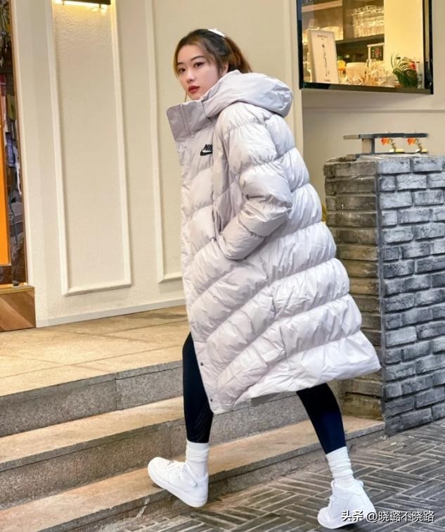 小白鞋搭配羽绒服好看吗,小白鞋搭配羽绒服长款