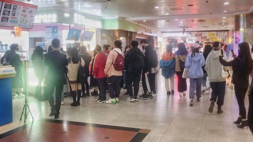 疯了！一杯奶茶在重庆炒到180，用依云水冲泡的吗