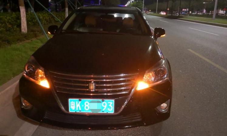 男子帮抢回手机刮到汽车被赔2000,车剐蹭全责对方修车5000元