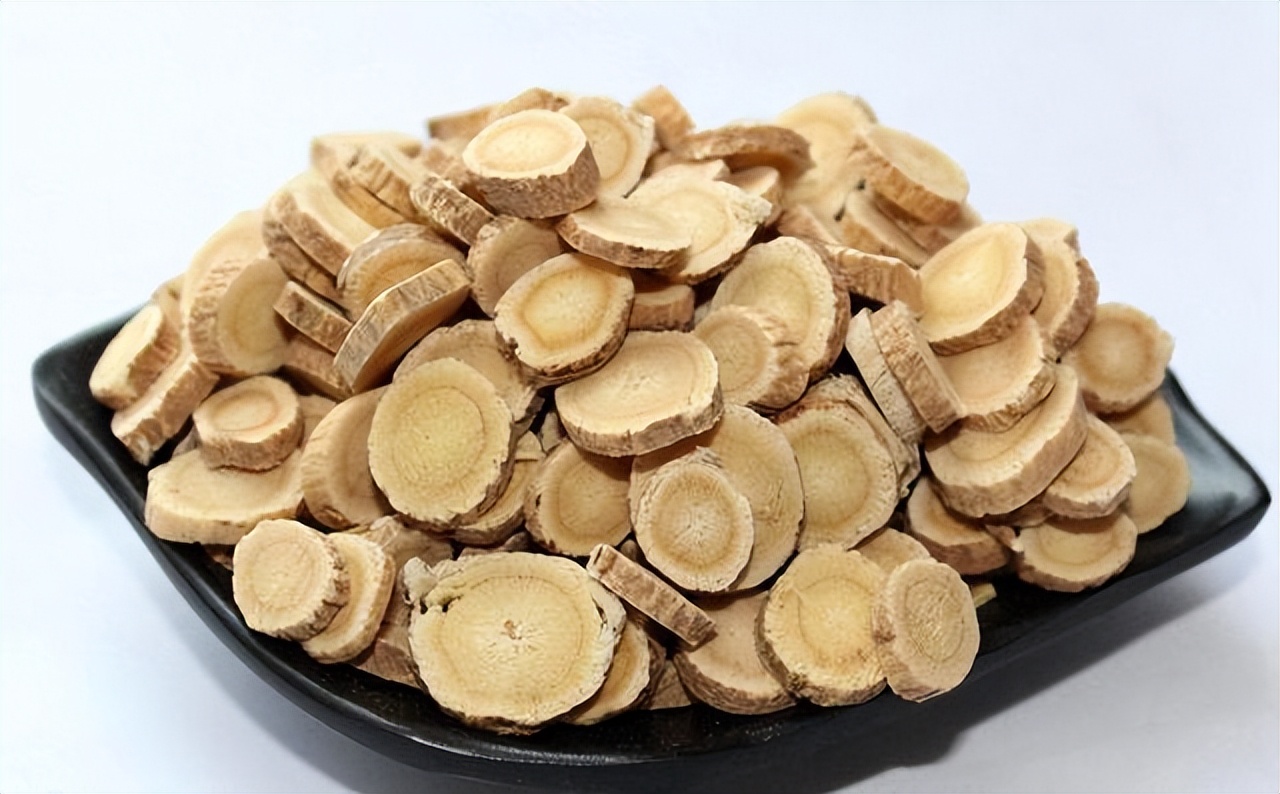 长期喝黄芪水对人体有什么坏处,常喝黄芪水的好处及危害