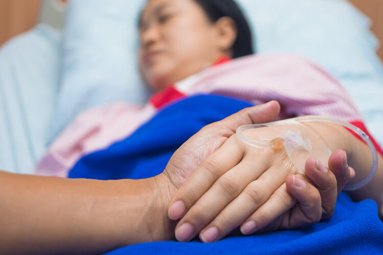 父母得了癌症子女如何正确面对,62岁母亲癌症晚期全力救治