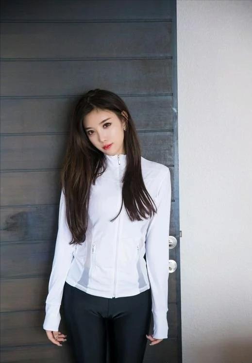 黑色裤子搭配什么高跟鞋好看,黑色裤子运动鞋搭配什么衣服好看