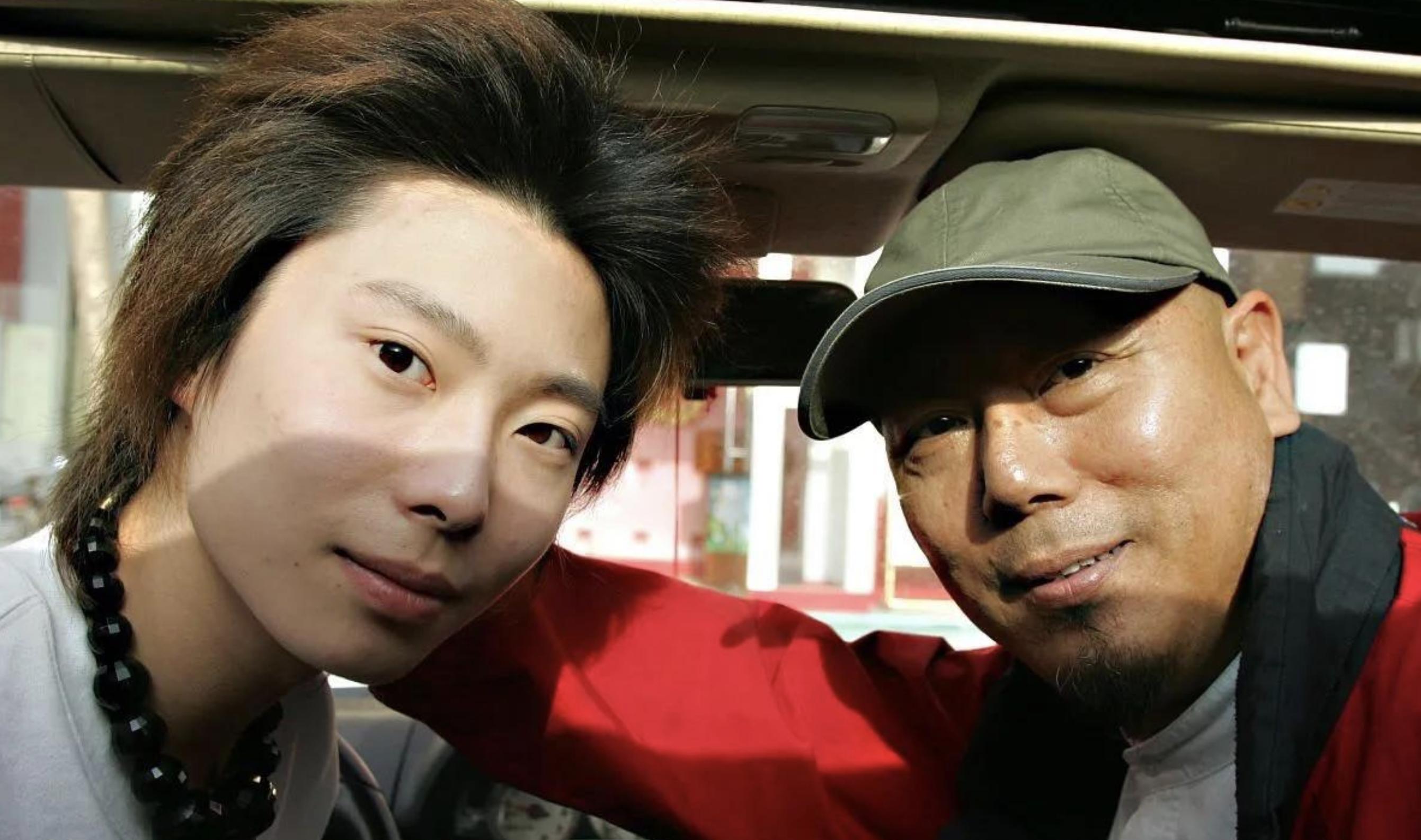 自己住豪宅娶娇妻，却对儿子30年不闻不问，晚年欲买豪车劝子回家