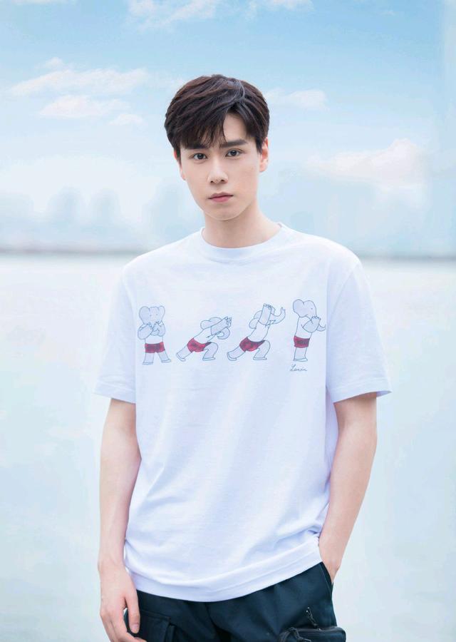 身高一米六几的男明星全身照,身高矮但身材比例很好的男星