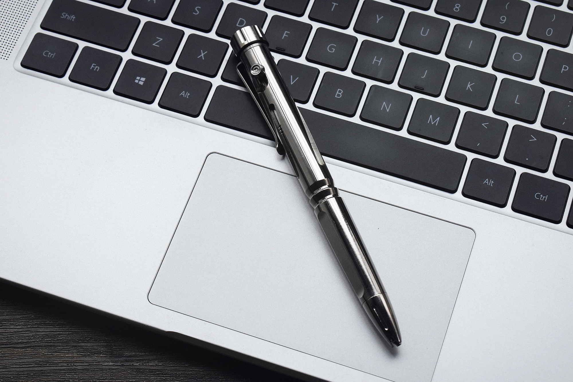 一笔多能，危急时刻展身手！弘安保罗“钛锐”战术笔体验