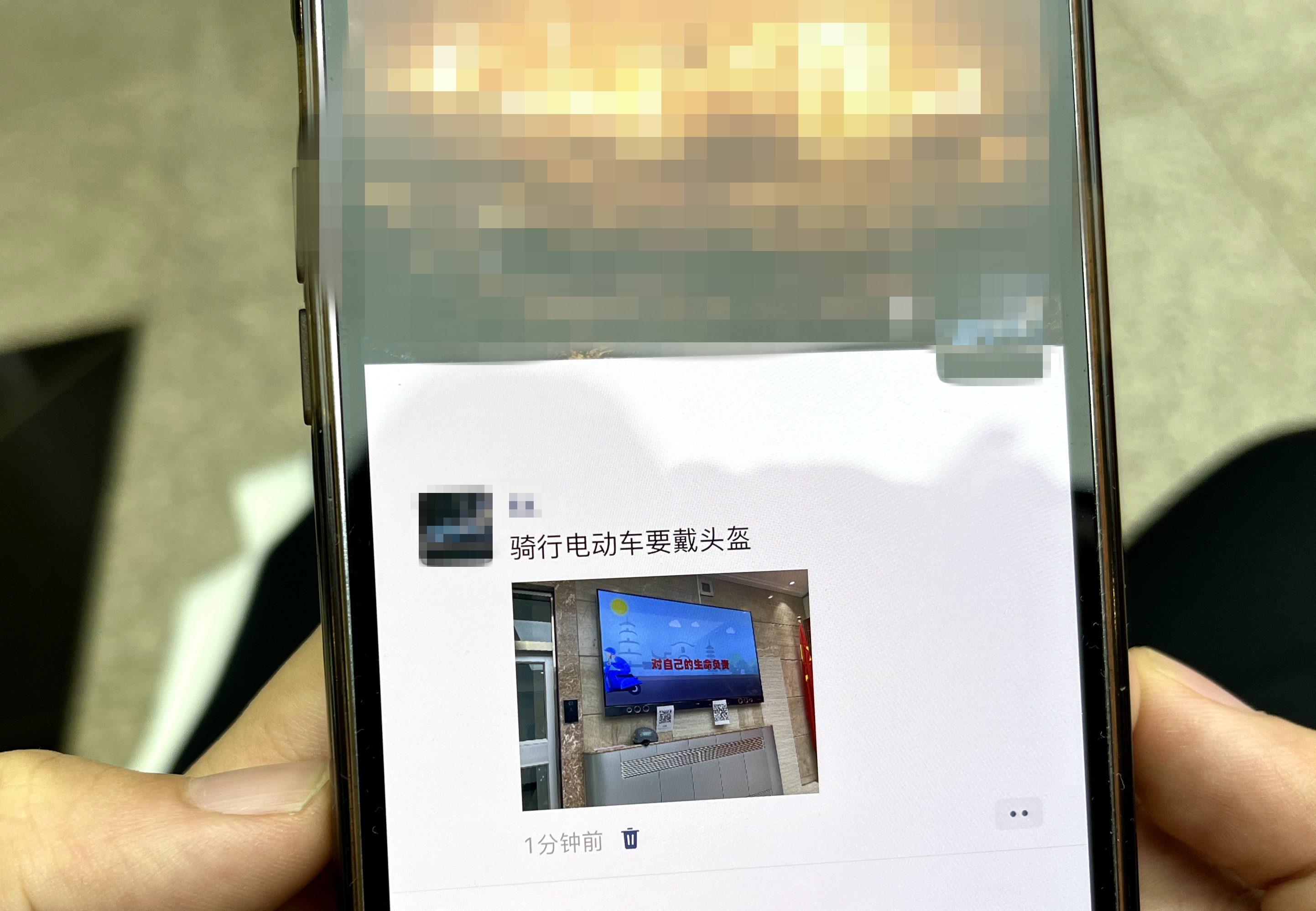 骑电动车不戴头盔交警蜀黍有办法,交警骑电动车不戴头盔属于违法吗