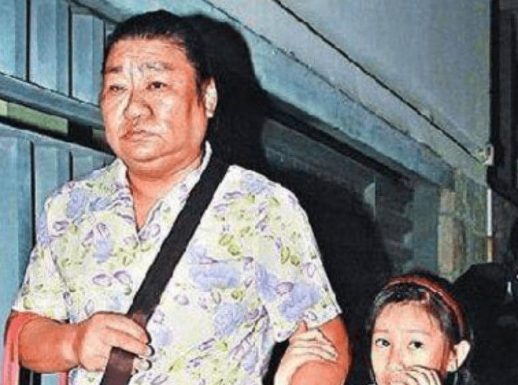 “惨遭吸血”刘德华：身价百亿却让姐姐住贫民窟，她到底做了什么