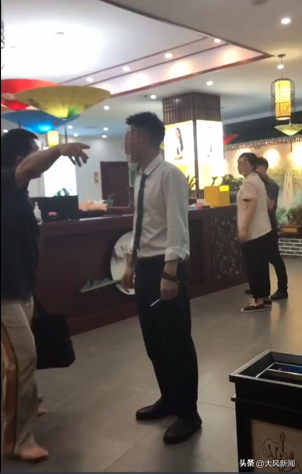 男子疑酒后*拍偷***技师女**裙底起争执，足浴店长称已当民警面删除，当地警方已介入调查