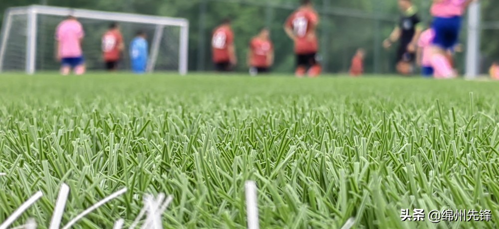 强身健体篮球训练,以球会友足球比赛