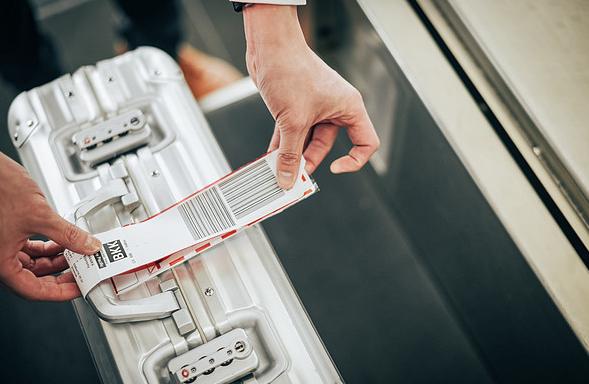 你的行李箱是怎样飞上天的？从柜台到飞机，你的行李箱经历了什么