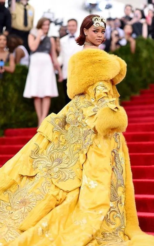 赵露思穿上廉价中国风礼服，俗成了18线网红