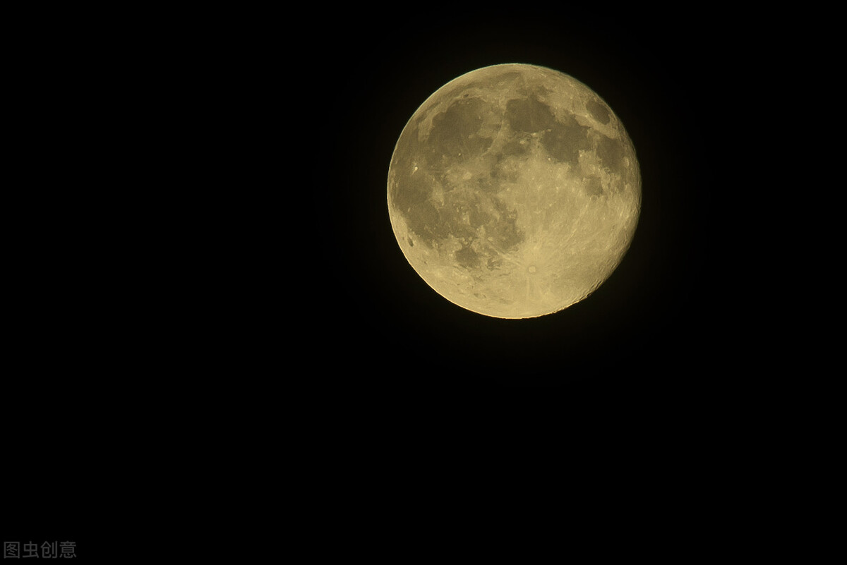 月亮之子图片,佐埃人为什么下巴要插木棍