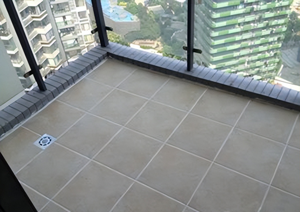 高层封阳台漏水怎样才能彻底解决,顶层阳台漏水怎么做防水