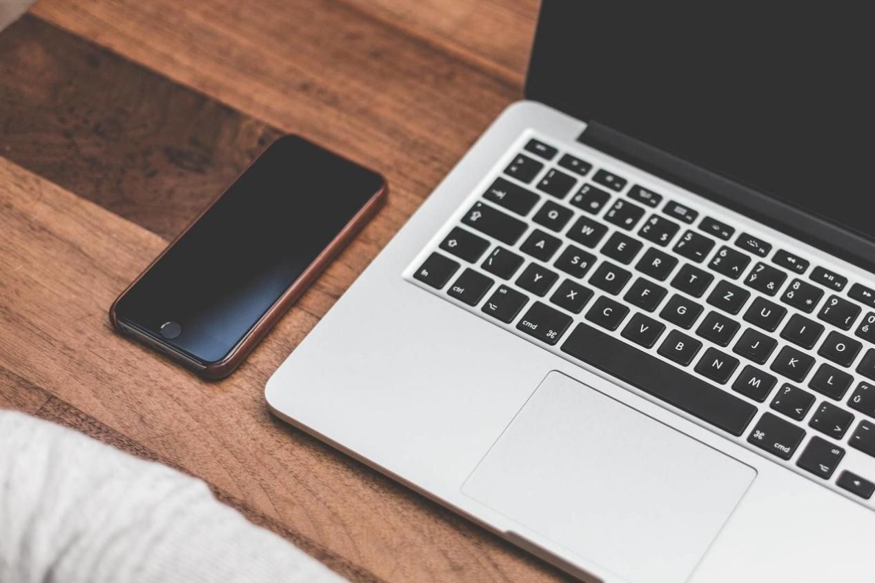 笔记本电脑哪个品牌的性能会好些,手机和笔记本电脑哪个体验更好