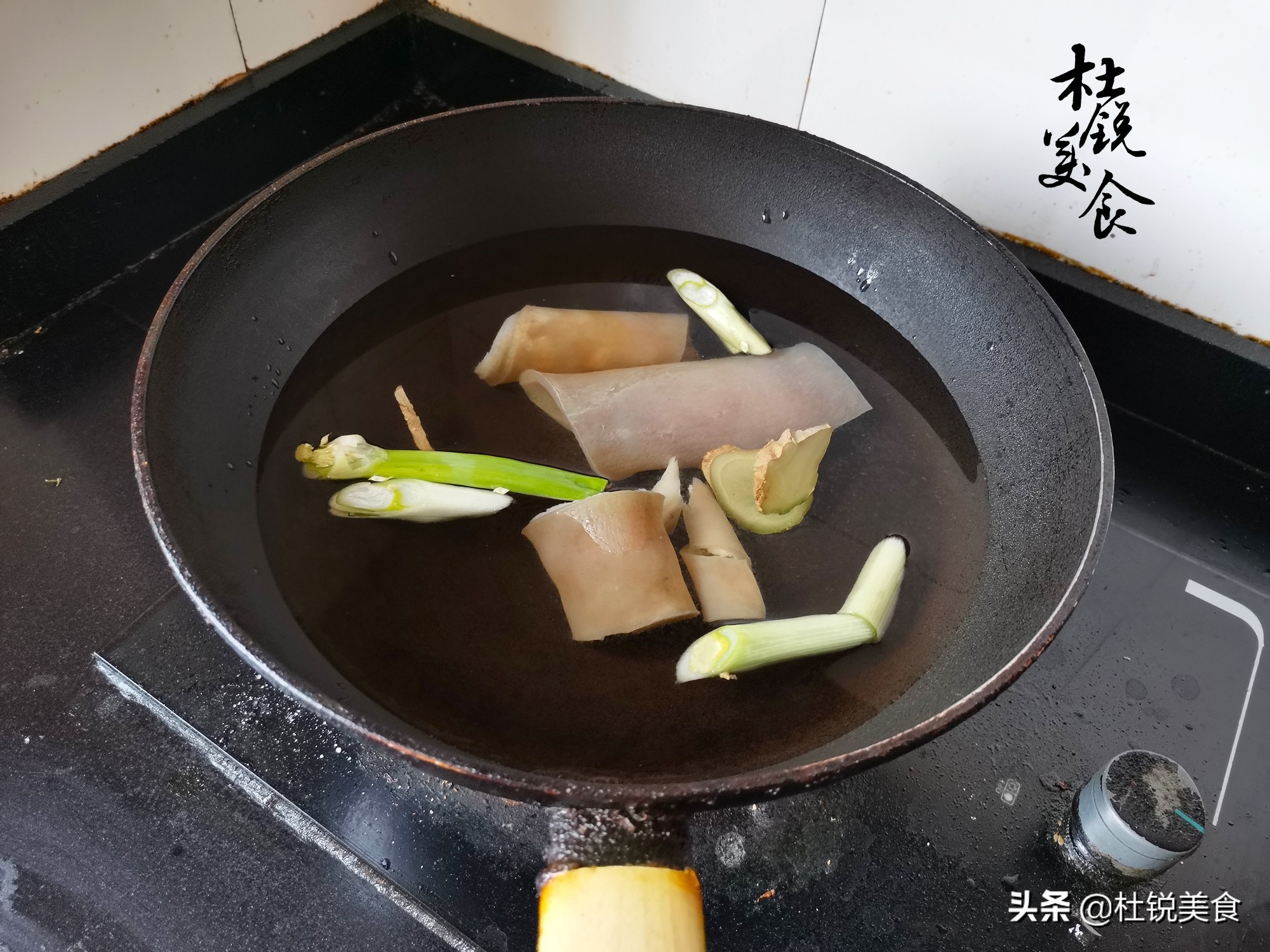 灌汤包用猪皮冻还是鸡皮冻好吃,做猪皮冻放盐不