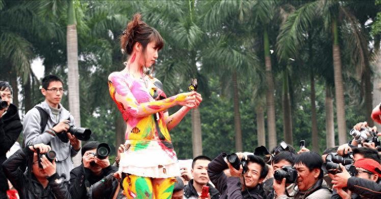 “最红裸模”*筱雨张**，出道一年拍21套人体写真，今38岁仍孤身一人