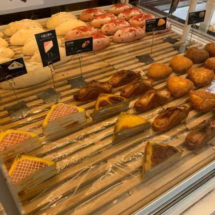 我去面包店，看到两位老人没吃饭没钱买面包