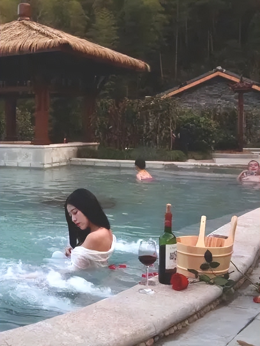 断崖式降温？不存在的！来这里泡天然火山温泉，吃药膳，巴适得很