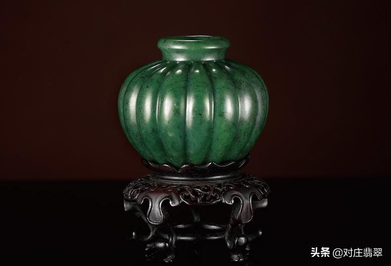 清代阳绿翡翠雕件,清代翡翠糯冰种雕件价格